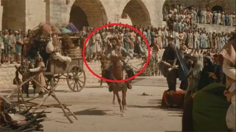 بعد مرور 26 عاما.. خطأ لم يلاحظه أحد في فيلم المصير | شاهد