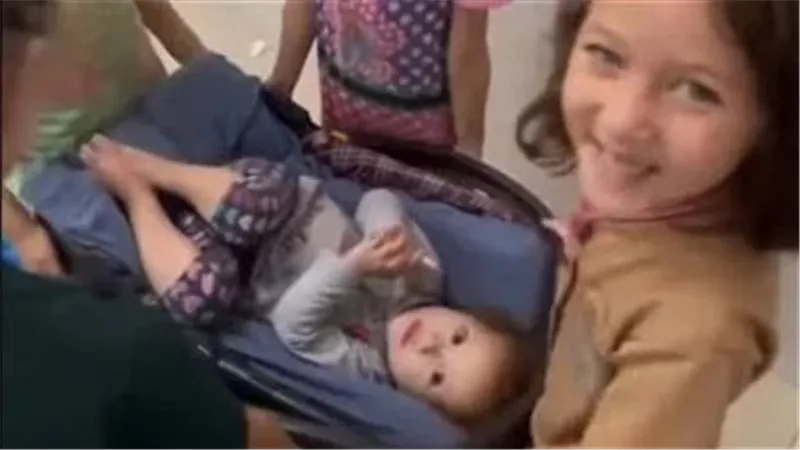 لعبة الشهيد.. أطفال غزة يخطفون التعاطف بفيديو عفوي داخل المستشفى | شاهد