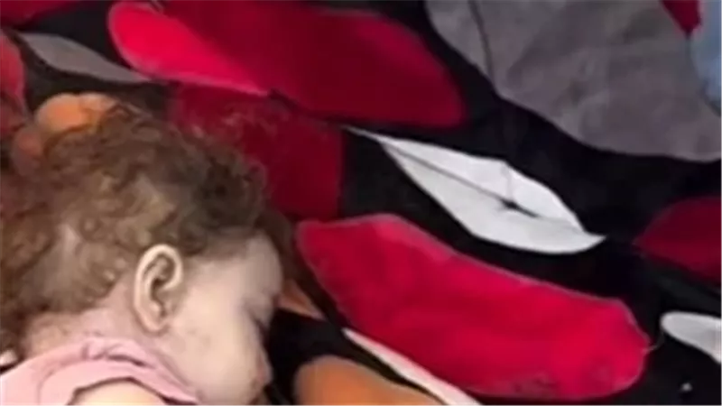 طفلة صغيرة بين ذراعيه..فيديو يوثق آخر اللحظات المؤلمة في حياة فلسطيني بغزة | شاهد