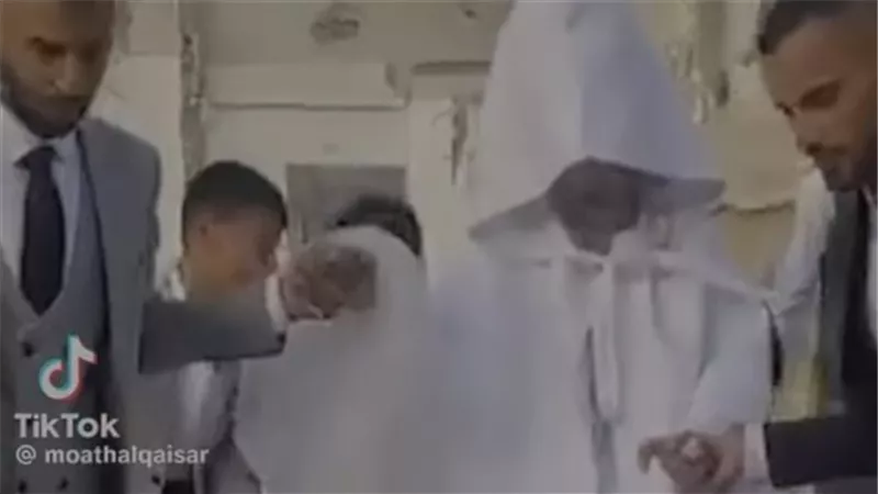 سلمولي على الظروف.. حفل زفاف وسط الأنقاض والرصاص بغزة يشعل السوشيال ميديا | شاهد