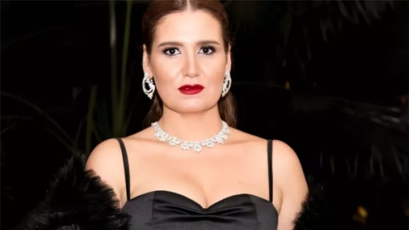 بدون مكياج وصبغة شعر.. ظهور صادم للفنانة هنا شيحة | شاهد
