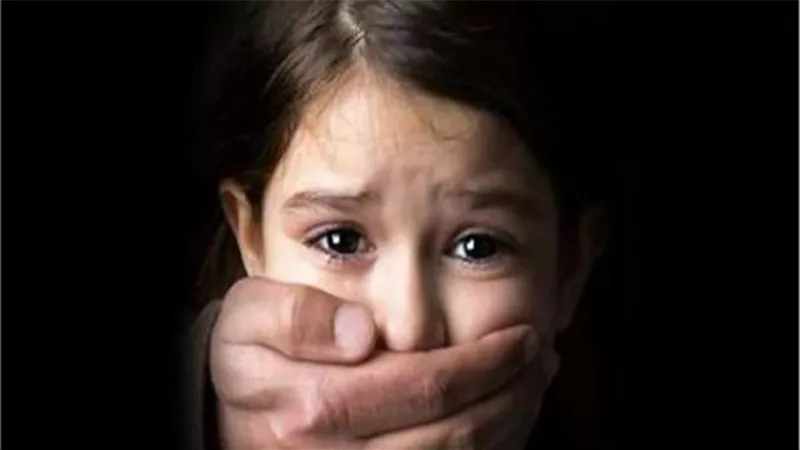 مفاجأة في تقرير الطب الشرعي.. تفاصيل الحكم ببراءة عامل متهم بهتك عرض طفلة في كفر الشيخ 