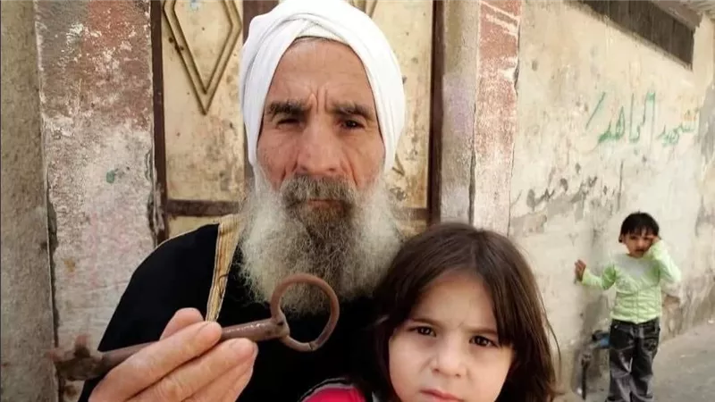 سنعود يوما.. قصة فلسطينيين يحملون مفاتيح ديارهم المُهجرة | شاهد 