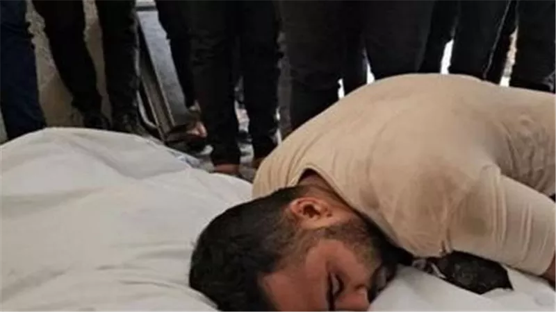رثاء على الأكفان.. وداع مؤثر من فلسطيني لزوجته حاملا رضيعته الشهيدة | فيديو 