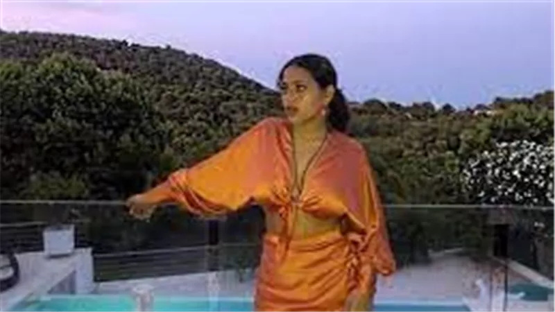 شعر أحمر ومكياج غريب.. جنا دياب تثير الجدل بهذه الاطلالة | شاهد