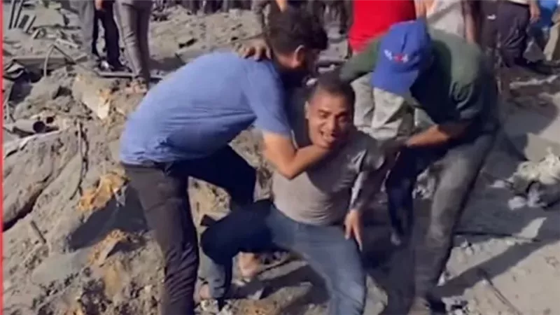 صرخة أب استشهد أبناؤه الـ3 بالمجزرة.. ماذا فعل طيران الاحتلال في جباليا؟