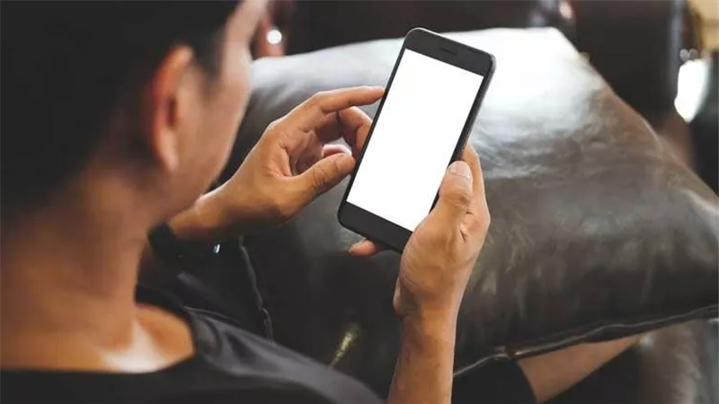 خبر سيئ للرجال.. العلم يكشف العلاقة بين الهواتف والعقم والخصوبة