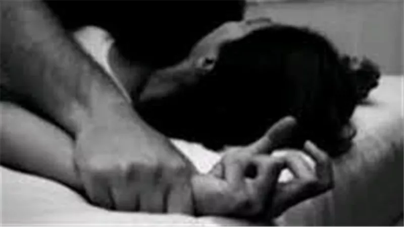 ضبط زوجته في حضن عشيقها.. سر الجثة الغارقة في الدماء بشارع بالمنصورة