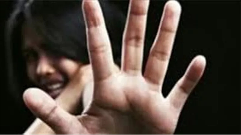 عاقبها على رفضها التحرش.. سائق يهشم رأس سيدة الصف بطوبة 