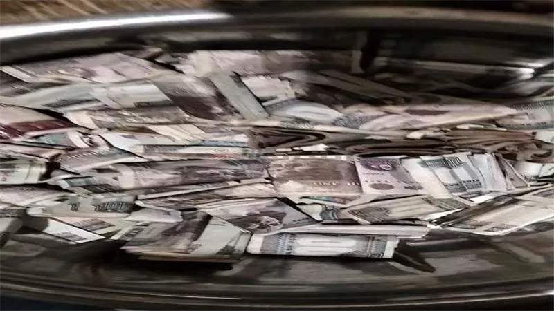 كنز عم حمدي.. العثور على شكائر أموال داخل منزل متسول بعد وفاته في الدقهلية