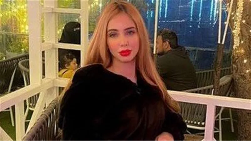 مكالمة الفجر وتحرش غرفة الكشف.. ماذا حدث بين البلوجر آية الزيني وطبيب الطوارئ؟ 