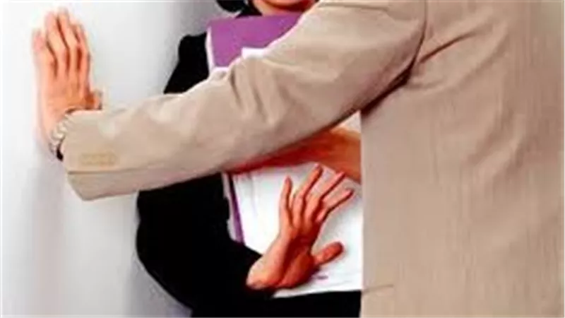 بيعمل لي حركات بذيئة.. طبيبة أسنان تتهم زميلها بالتحرش بها في المنصورة