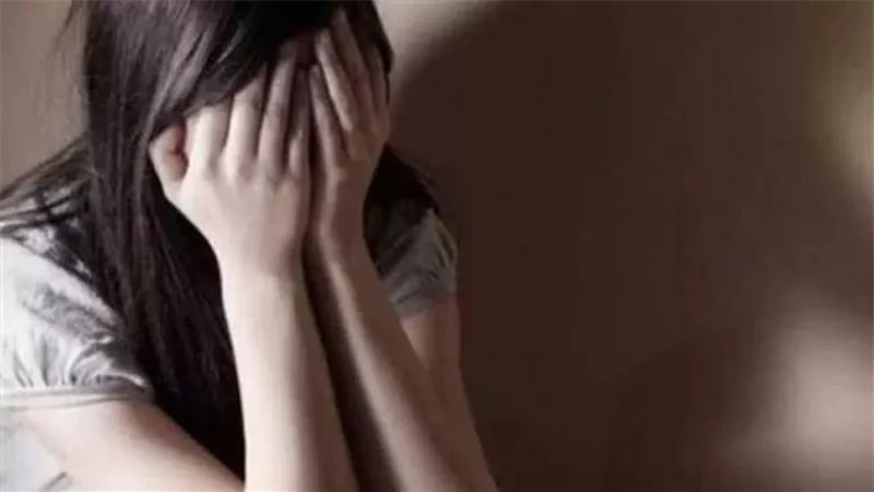 الأم تروي تفاصيل مثيرة.. طفلة تحمل سفاحًا من والدها في الدقهلية
