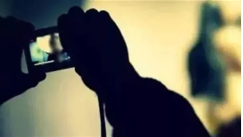 تفاصيل مثيرة.. يستقطب الفتيات ويجبرهم على تصوير فيديوهات مخله لابتزازهن