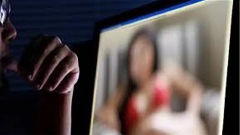 أوهمها بالحب فأرسلت صورها عارية.. تفاصيل مثيرة في الحكم بالسجن لعامل لابتزاز وتهديد فتاة بقنا