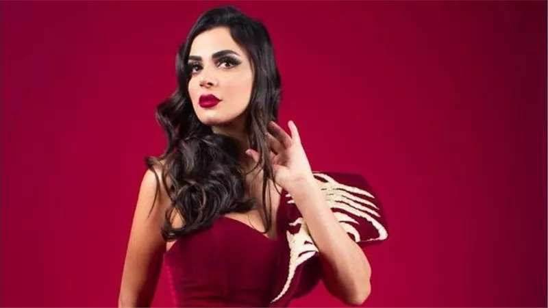 بالأسود الجريء.. رانيا منصور تثير الجدل بهذه الاطلالة | شاهد
