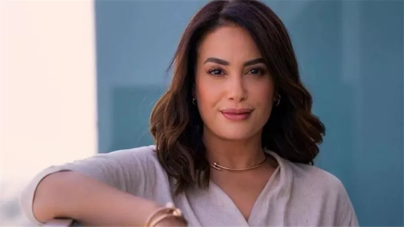 25 صورة مثيرة للجدل.. أسرار زواج هند صبري | شاهد