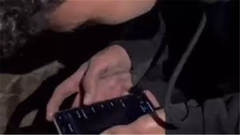 يأمل أن يرد صديقه من تحت الأنقاض.. فيديو تهتز له القلوب في غزة | شاهد