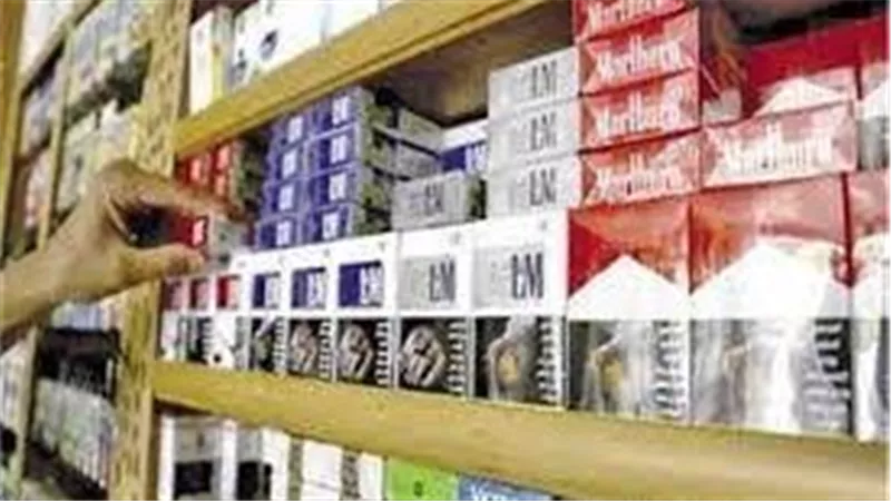 السجائر تصدم الملايين.. أسباب نقص المعروض منها وهذه أسعارها في الأسواق