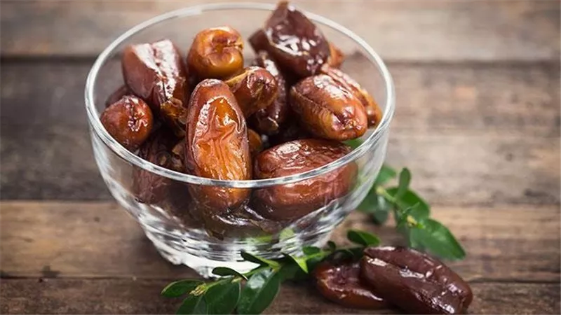 مفاجأة..ماذا يحدث للجسم عند تناول 7 تمرات على الريق؟