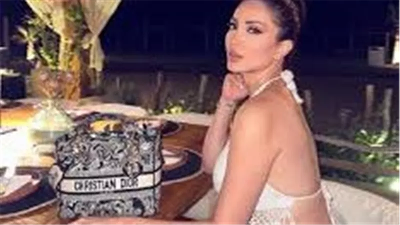 روب أبيض..إطلالة مثيرة جديدة للفنانة نسرين طافش | شاهد