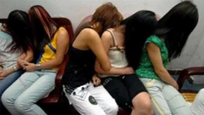 رذيلة ومتعة حرام..تفاصيل سقوط راقصتان و8 فتيات ليل في حملة على كباريهات العجوزة
