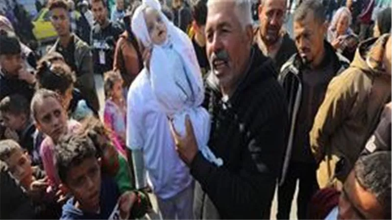 هل هي دمية.. صورة رضيع فلسطيني تثير ضجة على السوشيال ميديا | شاهد