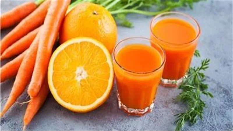 مفاجأة.. هذا ما يحدث لجسمك عند تناول كوب من عصير الجزر بالبرتقال 
