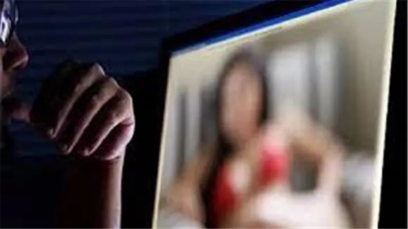 قصة حب مزيفة انتهت بالتهديد.. تفاصيل إحالة شاب للجنايات بتهمة تهديد فتاة بنشر صورها على مواقع إباحية