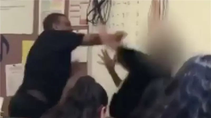 ما القصة؟.. تفاصيل اعتداء ولي أمر على مدير مدرسة بمطواة في الدقهلية