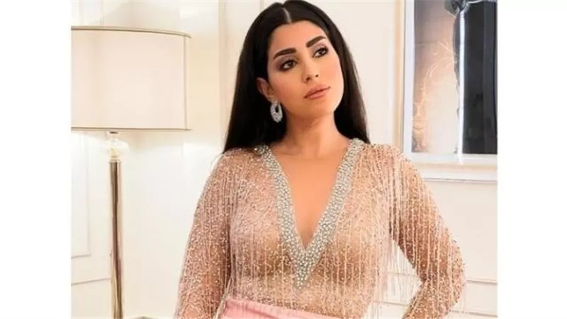 رشاقة لافتة.. إطلالة مثيرة للفنانة آيتن عامر | شاهد 