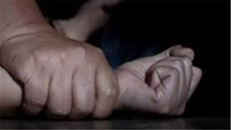 هتك عرضها وحملت منه..شيف سمك ينهي براءة فتاة بالمطرية بمراسلات وصور خاصة جدا