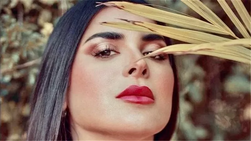 فستان غريب.. نورهان منصور في إطلالة غير متوقعة بالجونة | شاهد