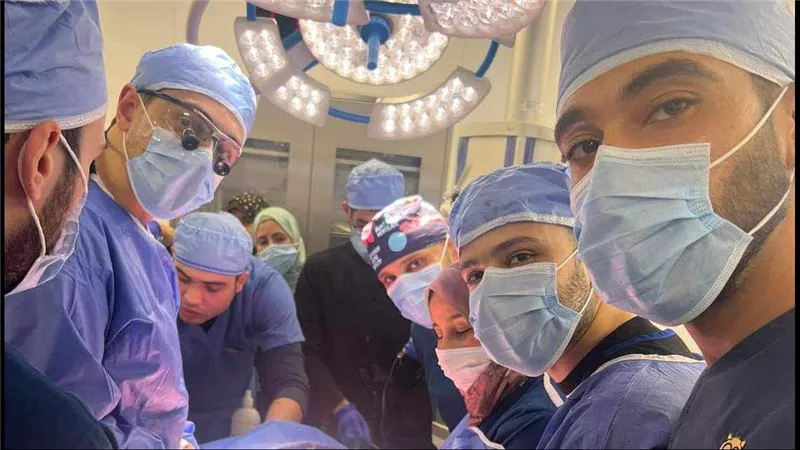 طعنتان اخترقت القلب.. كيف أنقذ أطباء مستشفى بنها الجامعي شابا من الموت؟