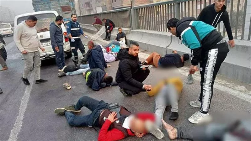 جثة مغطاة ومصابون على الأرض.. لحظات عصيبة في حادث وصلة المريوطية