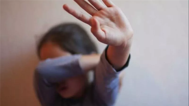 طلع في البلكونة عريان.. محاكمة شاب طلب ممارسة الرذيلة مع طفلتين بالقاهرة