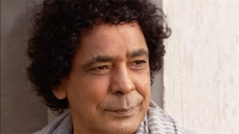 وجه منتفخ وملامح متغيرة..إطلالة صادمة للكينج محمد منير | شاهد