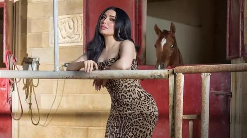 فستان أنيق.. عبير صبري تستعرض رشاقتها بهذه الإطلالة | شاهد
