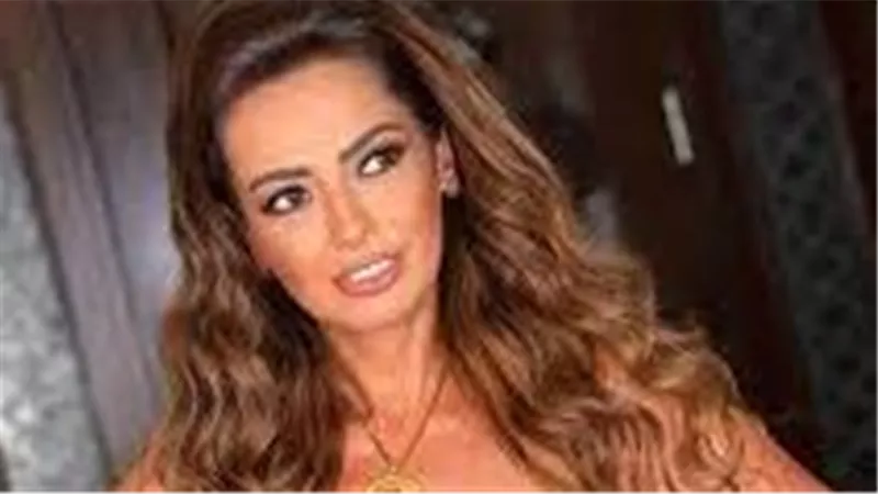 بالأحمر الجريء.. داليا مصطفى تثير الجدل في أحدث ظهور | شاهد