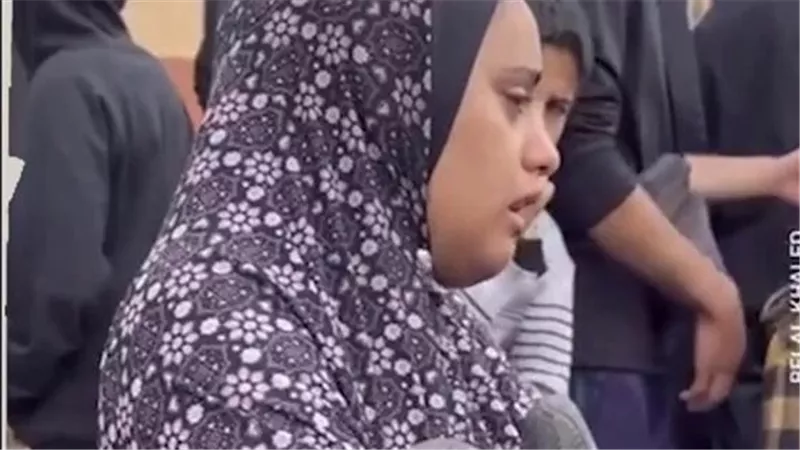 تحمل حذاءه.. عروس في غزة تتفقد جثمان زوجها الشهيد بعد 6 شهور من الزفاف | شاهد