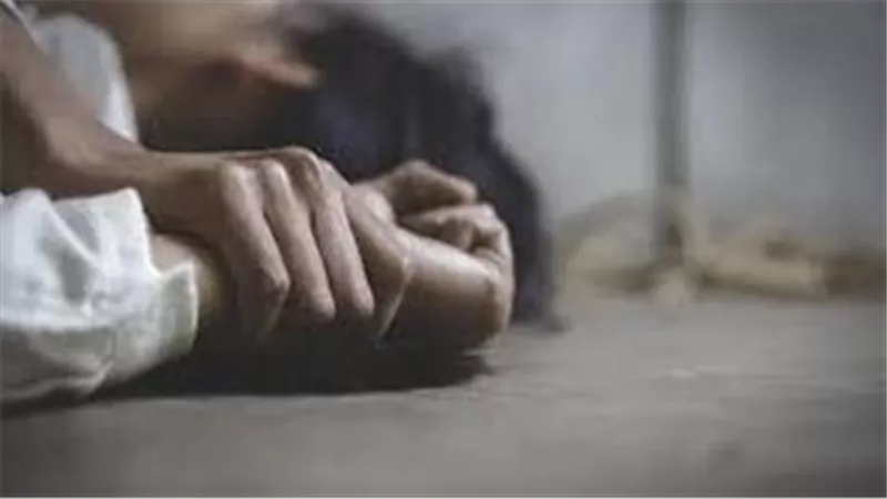تعالي هجيبلك إعانة.. سائق يختطف سيدة ويغتصبها في منطقة صحراوية بالوادي الجديد