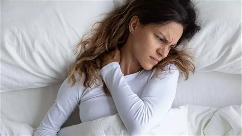 كارثة تفعلها وأنت لا تدري.. طبيبة تحذر من ارتداء هذه الملابس أثناء النوم