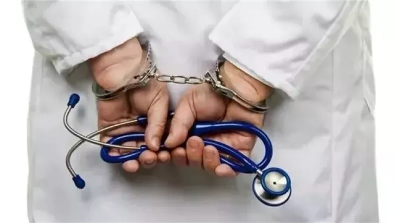 حبس ومنع من ممارسة المهنة.. تفاصيل الحكم في قضية طبيب الختان بأسيوط