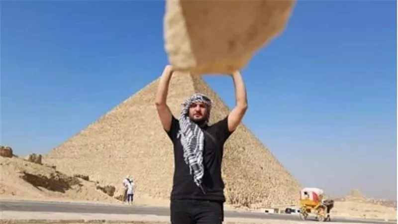 السياح يريدون تجربته.. تحدي رفع الصخرة يثير الجدل على تيك توك