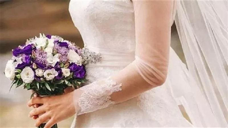 بيعضني أثناء العلاقة.. عروس تطلب الخلع بعد شهر من الزواج