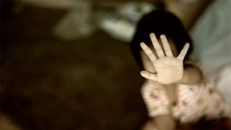 تفاصيل صادمة..أب يحاول الاعتداء على طفلته ويشرع في قتلها بفندق الهرم
