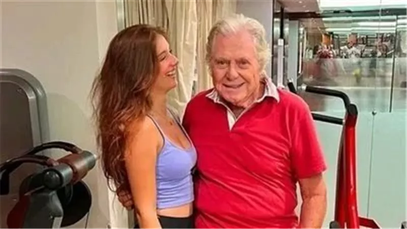 رقم 7.. أول ظهور لزوجة حسين فهمي من الجيم يشعل السوشيال ميديا | شاهد 