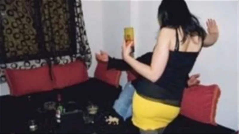 بتصورني في أوضاع مخلة.. رجل يستغيث من زوجته بسبب التيك توك