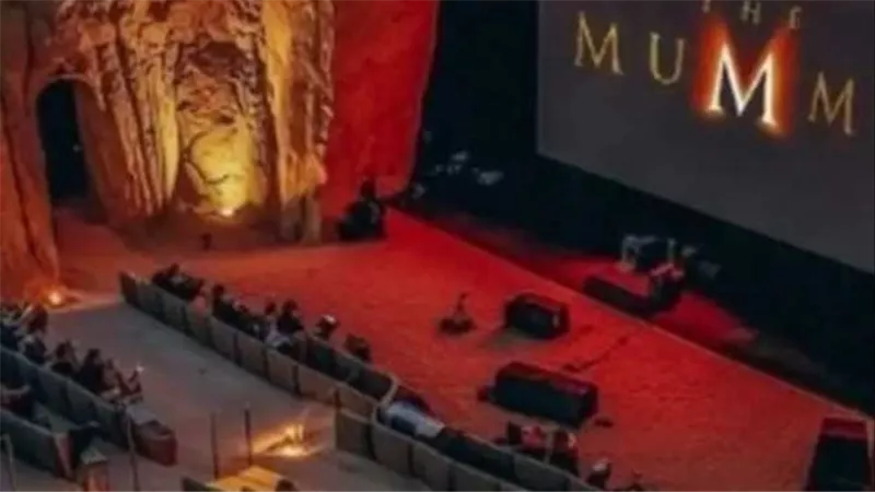 سينما وسط صحراء مصر تعرض فيلم المومياء الأمريكي.. حقيقة صورة تغزو السوشيال ميديا | شاهد