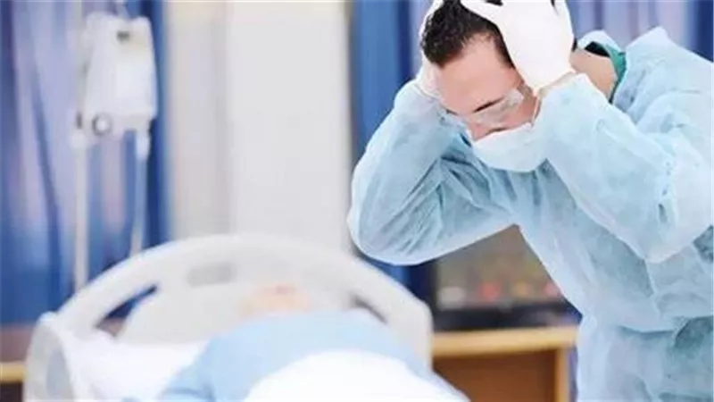 استئصال لحمية لطفل تنتهي بكارثة.. ماذا فعل طبيب تخدير وممرضتين؟